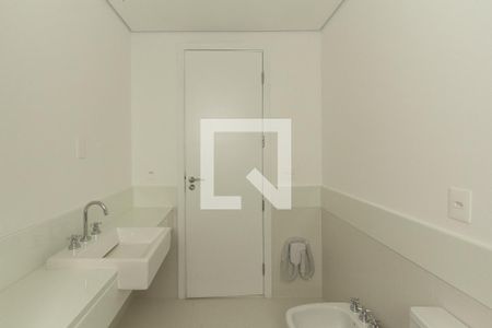 Apartamento à venda com 374m², 5 quartos e 5 vagasBanheiro da Suíte 4