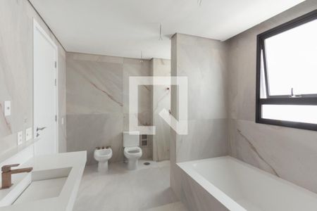 Apartamento à venda com 374m², 5 quartos e 5 vagasBanheiro da Suíte 4