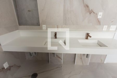 Apartamento à venda com 374m², 5 quartos e 5 vagasBanheiro da Suíte 4