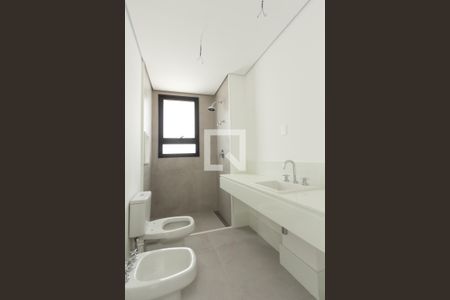 Apartamento à venda com 374m², 5 quartos e 5 vagasBanheiro da Suíte 2