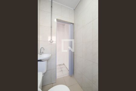 Banheiro de casa para alugar com 1 quarto, 20m² em Vila Bertioga, São Paulo