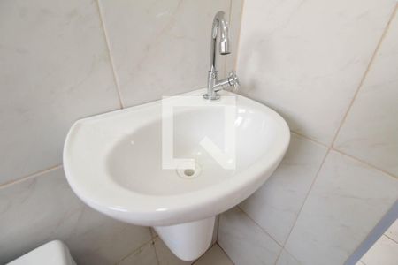 Banheiro de casa para alugar com 1 quarto, 20m² em Vila Bertioga, São Paulo