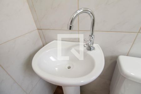 Banheiro de casa para alugar com 1 quarto, 17m² em Vila Bertioga, São Paulo