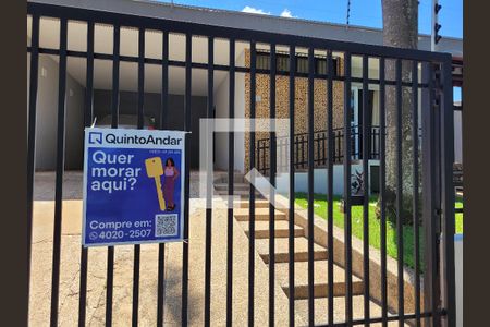 Casa à venda com 188m², 4 quartos e 4 vagas Casa à venda com 188m², 4 quartos e 4 vagasFachada