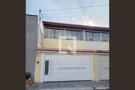 Casa para alugar com 120m², 2 quartos e 2 vagasFachada