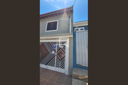 Casa à venda com 125m², 3 quartos e 1 vaga Casa à venda com 125m², 3 quartos e 1 vagaFachada