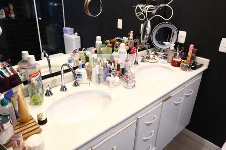 Apartamento à venda com 105m², 2 quartos e 2 vagas Apartamento à venda com 105m², 2 quartos e 2 vagasBanheiro da Suíte 2