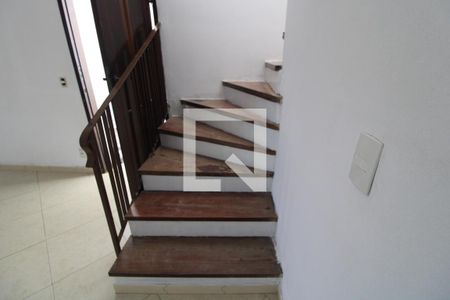 Escada de casa à venda com 2 quartos, 90m² em Vila California, São Paulo