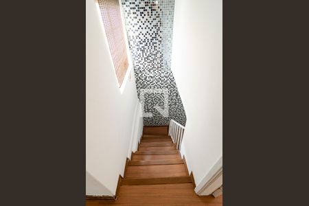 Casa à venda com 220m², 3 quartos e 3 vagas Casa à venda com 220m², 3 quartos e 3 vagasEscadas