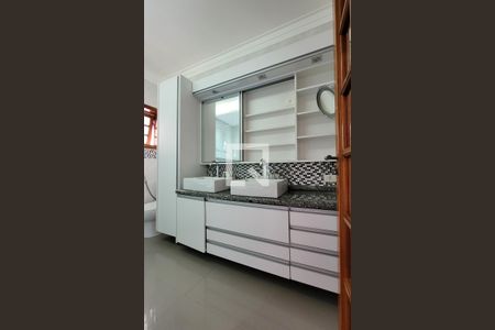 Banheiro da suíte de casa à venda com 3 quartos, 205m² em Vila Camilopolis, Santo André