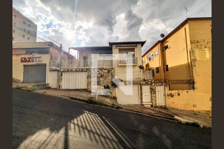 Casa à venda com 150m², 4 quartos e 1 vaga Casa à venda com 150m², 4 quartos e 1 vagaFachada
