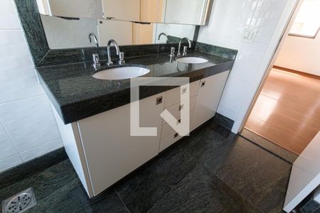 Apartamento para alugar com 166m², 3 quartos e 3 vagas Apartamento para alugar com 166m², 3 quartos e 3 vagasArmário do Banheiro da Suíte 1