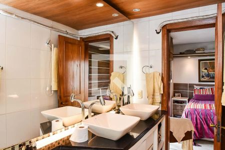 Apartamento à venda com 238m², 3 quartos e 2 vagasBanheiro da Suíte