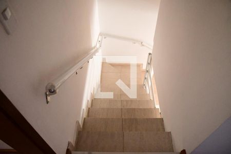 Casa de condomínio para alugar com 70m², 3 quartos e 2 vagasEscadas