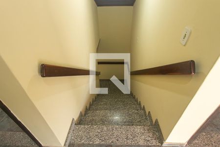 Casa de condomínio para alugar com 140m², 4 quartos e 2 vagasEscada