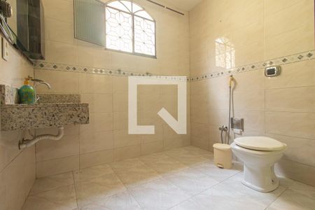 Casa de condomínio para alugar com 140m², 4 quartos e 2 vagasDetalhe do Banheiro Social