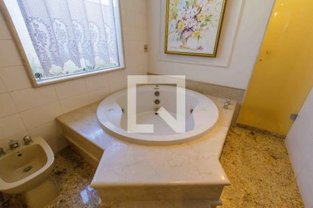 Casa de condomínio à venda com 900m², 6 quartos e 3 vagas Casa de condomínio à venda com 900m², 6 quartos e 3 vagasBanheiro Suíte 3