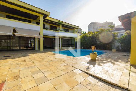 Casa de condomínio à venda com 900m², 6 quartos e 3 vagas Casa de condomínio à venda com 900m², 6 quartos e 3 vagasQuintal