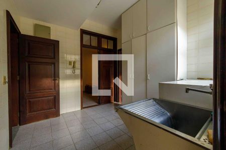 Casa de condomínio à venda com 900m², 6 quartos e 3 vagas Casa de condomínio à venda com 900m², 6 quartos e 3 vagasÁrea de Serviço