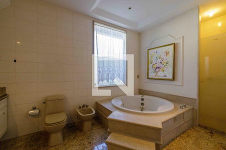 Casa de condomínio à venda com 900m², 6 quartos e 3 vagas Casa de condomínio à venda com 900m², 6 quartos e 3 vagasBanheiro Suíte 3