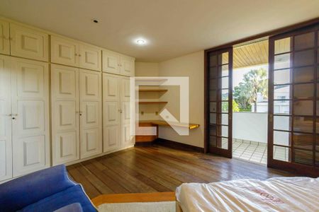 Casa de condomínio à venda com 900m², 6 quartos e 3 vagas Casa de condomínio à venda com 900m², 6 quartos e 3 vagasSuíte 5