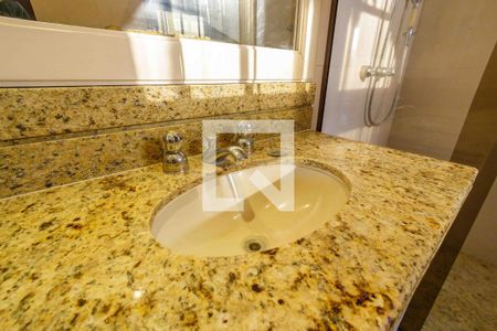 Casa de condomínio à venda com 900m², 6 quartos e 3 vagas Casa de condomínio à venda com 900m², 6 quartos e 3 vagasBanheiro Suíte 2