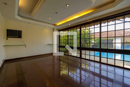 Sala de casa de condomínio à venda com 6 quartos, 900m² em Barra da Tijuca, Rio de Janeiro