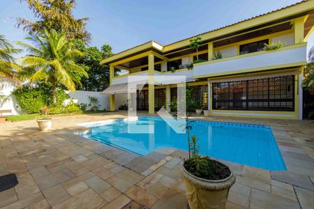 Casa de condomínio à venda com 900m², 6 quartos e 3 vagas Casa de condomínio à venda com 900m², 6 quartos e 3 vagasQuintal