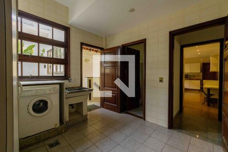 Casa de condomínio à venda com 900m², 6 quartos e 3 vagas Casa de condomínio à venda com 900m², 6 quartos e 3 vagasÁrea de Serviço