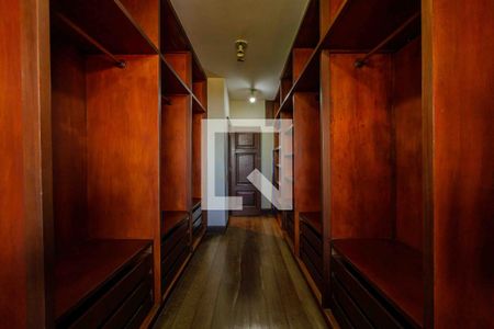 Casa de condomínio à venda com 900m², 6 quartos e 3 vagas Casa de condomínio à venda com 900m², 6 quartos e 3 vagasCloset Suíte 3