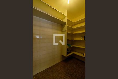 Casa de condomínio à venda com 900m², 6 quartos e 3 vagas Casa de condomínio à venda com 900m², 6 quartos e 3 vagasCozinha Despensa