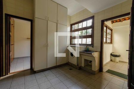 Casa de condomínio à venda com 900m², 6 quartos e 3 vagas Casa de condomínio à venda com 900m², 6 quartos e 3 vagasÁrea de Serviço