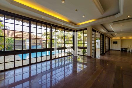 Sala de casa de condomínio à venda com 6 quartos, 900m² em Barra da Tijuca, Rio de Janeiro