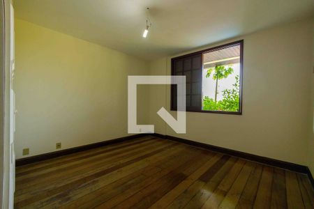 Casa de condomínio à venda com 900m², 6 quartos e 3 vagas Casa de condomínio à venda com 900m², 6 quartos e 3 vagasQuarto 1