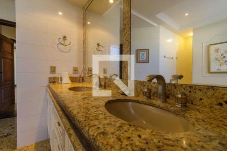 Casa de condomínio à venda com 900m², 6 quartos e 3 vagas Casa de condomínio à venda com 900m², 6 quartos e 3 vagasBanheiro Suíte 3