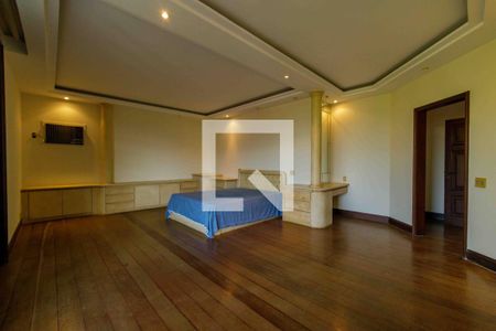 Casa de condomínio à venda com 900m², 6 quartos e 3 vagas Casa de condomínio à venda com 900m², 6 quartos e 3 vagasSuíte 3