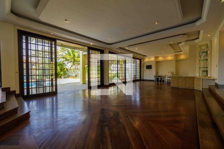 Sala de casa de condomínio à venda com 6 quartos, 900m² em Barra da Tijuca, Rio de Janeiro