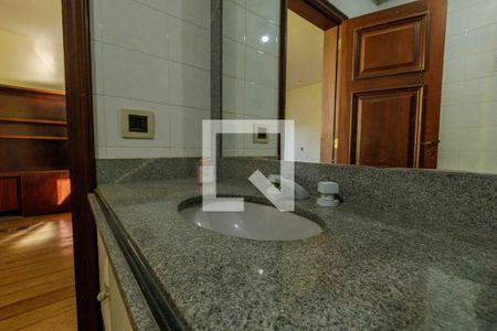 Casa de condomínio à venda com 900m², 6 quartos e 3 vagas Casa de condomínio à venda com 900m², 6 quartos e 3 vagasBanheiro Suíte 1