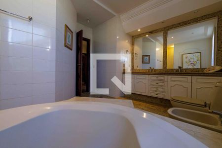 Casa de condomínio à venda com 900m², 6 quartos e 3 vagas Casa de condomínio à venda com 900m², 6 quartos e 3 vagasBanheiro Suíte 3