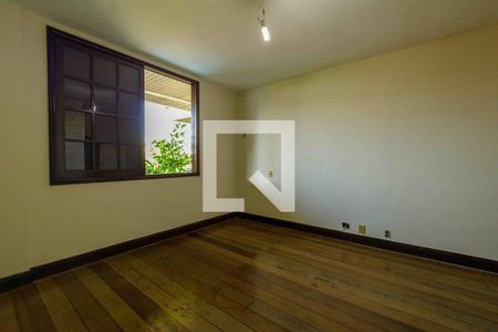 Casa de condomínio à venda com 900m², 6 quartos e 3 vagas Casa de condomínio à venda com 900m², 6 quartos e 3 vagasQuarto 1