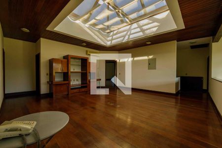 Casa de condomínio à venda com 900m², 6 quartos e 3 vagas Casa de condomínio à venda com 900m², 6 quartos e 3 vagasSala 2