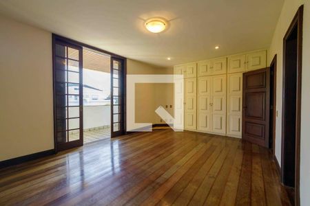 Casa de condomínio à venda com 900m², 6 quartos e 3 vagas Casa de condomínio à venda com 900m², 6 quartos e 3 vagasSuíte 4