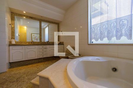 Casa de condomínio à venda com 900m², 6 quartos e 3 vagas Casa de condomínio à venda com 900m², 6 quartos e 3 vagasBanheiro Suíte 3