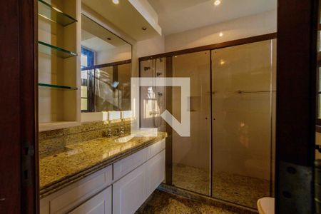 Casa de condomínio à venda com 900m², 6 quartos e 3 vagas Casa de condomínio à venda com 900m², 6 quartos e 3 vagasBanheiro Suíte 2