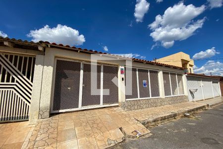 Casa para alugar com 200m², 3 quartos e 6 vagas Casa para alugar com 200m², 3 quartos e 6 vagasFachada