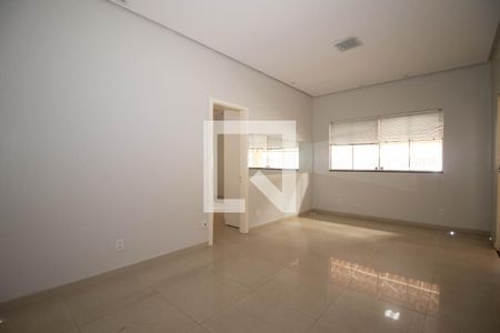 Sala de casa para alugar com 3 quartos, 200m² em Qe 32, Brasília