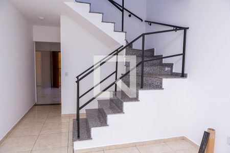 Escada de casa para alugar com 3 quartos, 110m² em Jardim Fernandes, São Paulo
