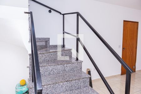 Escada de casa para alugar com 3 quartos, 110m² em Jardim Fernandes, São Paulo