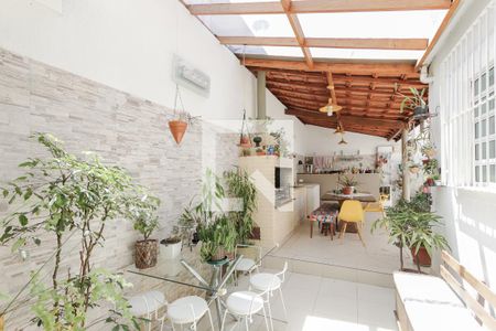 Casa à venda com 212m², 4 quartos e 3 vagas Casa à venda com 212m², 4 quartos e 3 vagasQuintal