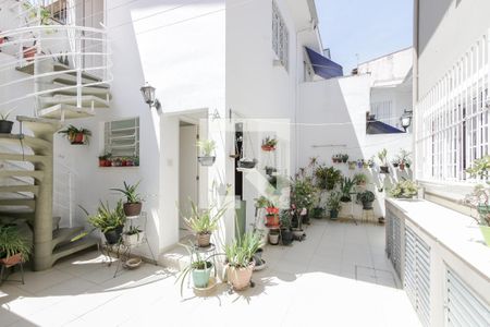 Casa à venda com 212m², 4 quartos e 3 vagas Casa à venda com 212m², 4 quartos e 3 vagasQuintal